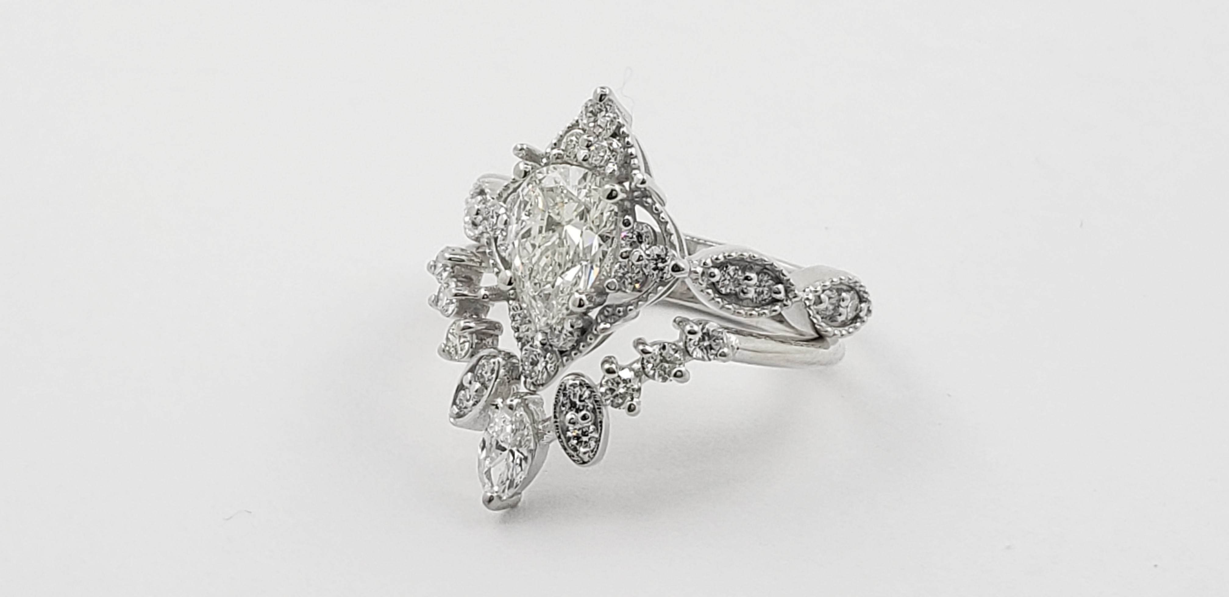 Pear Shape Bridal Set with V Design Band